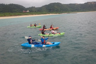天候不順のため、残念ながら無人島には渡れず、カヌー体験をする第１隊の生徒達