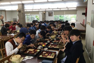 ひめゆり会館で沖縄料理を堪能する第１隊の生徒達