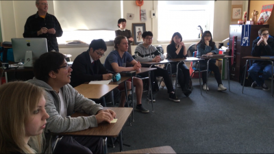 日本語クラスの生徒たちは、日本のbuzz wordに興味津々。