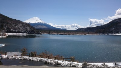 精進湖と富士山。