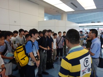 羽田空港にて。これから保安検査場に入る直前の模様です。グローバル教育部の先生と、引率教員が生徒たちを激励中