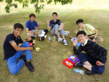 木陰で食べているグループ。いかにもキャンパスライフという感じです。