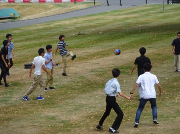 サッカーをやる高１生たち。この後、イギリス人学生も２人ほど加わり、Well done!とか何とか言いながら楽しんでいました。