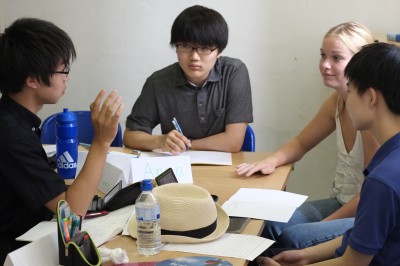 こちらは高２生のクラス。日英の文化の違いについて語っているようです。