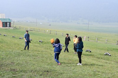 新モンゴルの生徒達とキャッチボール。モンゴルでは野球をする人は少ないようで、ともて興味を持ってくれました。