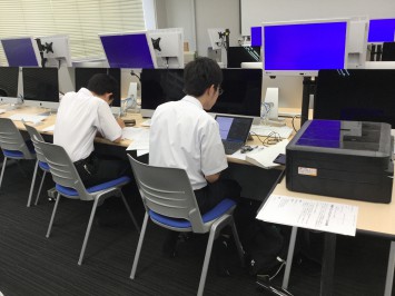 新しくなったコンピューター教室で予選に参加中