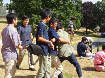 日本が恋しくなったのでしょうか。相撲をしています。