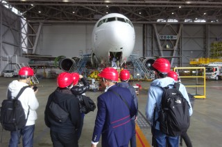 航空機を真正面から。あれがピトー管で、あそこに雲の位置が分かるレーダーがあって、あの小窓にカメラがあって…、と、ずいぶん色んなものがくっついているんだなあ、という印象。