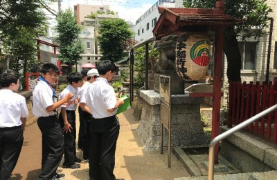 皆中稲荷神社を見学する様子