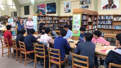 図書館で朝会後、先生方の紹介