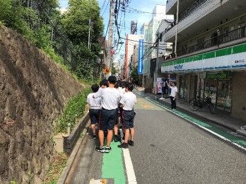 微地形や商業施設の看板からも様々な社会的事象や背景が読み取ることができます．