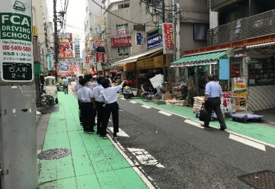 文化通りでの商店見学．通るだけで東アジアのワープしたような感覚になるこの地域は貴重な教材です．