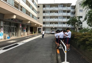 戸山団地で解説を受ける様子