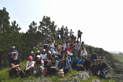 途中の岩場で集合写真