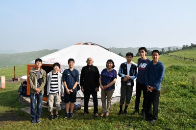 高1生のゲル。ゲルの前でお世話になった新モンゴル学園の先生を囲んで。