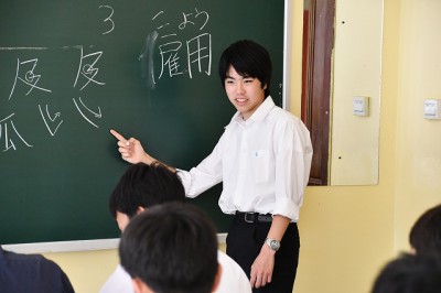 「孤」という漢字の払いなど書き方について生徒が教えました。