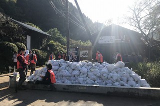 作業後のひと時。これだけの土砂を掻き出しました！