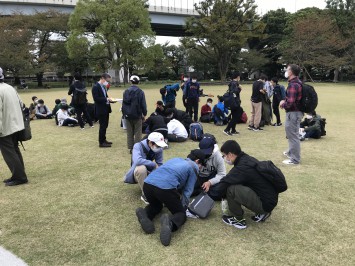 浅草のゴール地点（隅田公園）。何とか一句をひねり出す生徒たち。