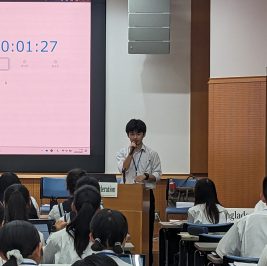 会議終盤、堂々とスピーチをおこなった尾関君。